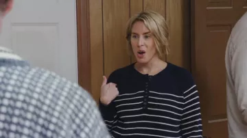 Pull Sezane Leontine porté par Erin Napier tel que vu dans Home Town (S10E12)