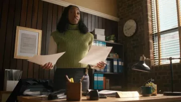 Suéter de cuello alto con manga y manga de capucha de Bete verde Staud llevado por Faith Mitchell (Iantha Richardson) como se ve en Will Trent (S04E14)