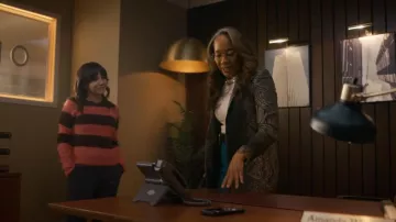 Manteau à motif cachemire en laine Etro porté par Amanda Wagner (Sonja Sohn) tel que vu dans Will Trent (S04E14)