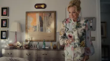 Blusa de manga larga con escote y cuello atado Oscar de la Renta, que lleva Deborah Vance (Jean Smart) como se ve en Hacks (S05E01)
