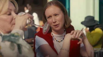 Collar Éliou Bodie que lleva Ava (Hannah Einbinder) como se ve en Hacks (S05E01)