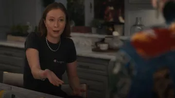 Camiseta clásica de algodón Champion usada por Ava (Hannah Einbinder) vista en Hacks (S05E01)