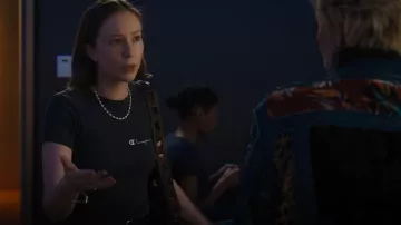 Collier de chaîne Mariner Kinn Puffed porté par Ava (Hannah Einbinder) tel que vu dans Hacks (S05E01)
