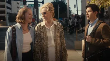 Lunettes de soleil oversize arrondies Dita portées par Deborah Vance (Jean Smart) telles que vues dans Hacks (S05E01)