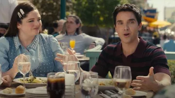 Polo de rayas Mercy de Dries Van Noten llevado por Jimmy (Paul W. Downs) como se ve en Hacks (S05E01)