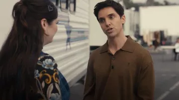 Polo Ami Paris Ami De Coeur llevada por Jimmy (Paul W. Downs) como se ve en Hacks (S05E01)