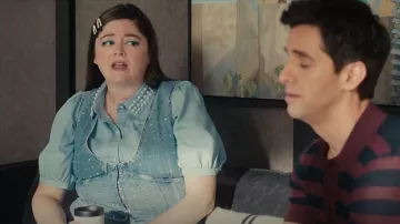 Bonne gilet en denim American Dolly Crystal porté par Kayla (Megan Stalter) tel que vu dans Hacks (S05E01)