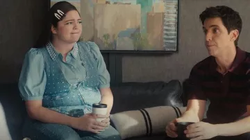 Bon pantalon American Dolly Crystal Denim Pull On porté par Kayla (Megan Stalter) tel que vu dans Hacks (S05E01)