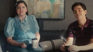 Camiseta de cuello adornada en perlas de color aqua falsa llevada por Kayla (Megan Stalter) como se ve en Hacks (S05E01)