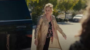 Burberry London Gold Trench llevada por Deborah Vance (Jean Smart) vista en Hacks (S05E01)