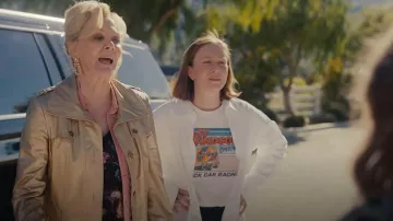 Boucles d’oreilles pendantes en rectangle scintillantes en strass de Kelmall portées par Deborah Vance (Jean Smart) telles que vues dans Hacks (S05E01)