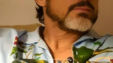 Resultado de Matt Bomer en la camiseta hawaiana 2026