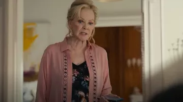 Débardeur en soie à col en V à col en V Gabriella porté par Deborah Vance (Jean Smart) tel que vu dans Hacks (S05E01)