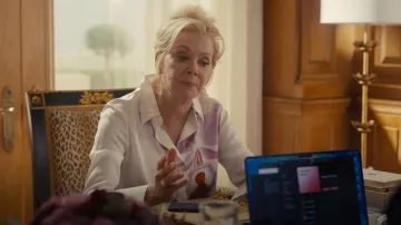Chemise habillée imprimée Loewe Maruja Mallo portée par Deborah Vance (Jean Smart) telle que vue dans Hacks (S05E01)
