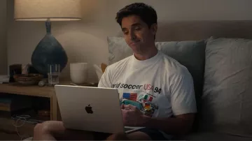 Tournoi de football américain vintage américain des années 90 Coupe du monde américaine des États-Unis Drapeaux T-shirt graphique porté par Jimmy (Paul W. Downs) tel que vu dans Hacks (S05E01)
