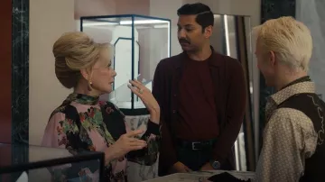 Tunique Bianca libertine 'Pink London Terrace' portée par Deborah Vance (Jean Smart) telle que vue dans Hacks (S05E01)