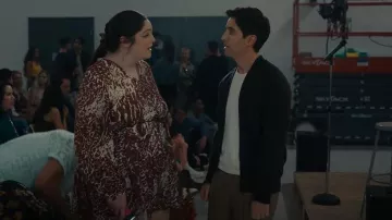 Minivestido de manga larga ASTR Marisela que lleva Kayla (Megan Stalter) como se ve en Hacks (S05E01)
