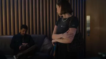 Sac SC103 Brown Links porté par Ava (Hannah Einbinder) tel que vu dans Hacks (S05E01)