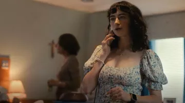 Camiseta de manga abullonada Marin de la Reforma que lleva Natalie (Abby Quinn) como se ve en Big Mistakes (S01E01)