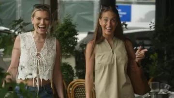 Camiseta frontal de encaje blanco de Zara llevada por Lindsay Hubbard vista en Summer House (S10E10)