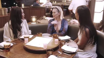 Vestido de Resa Esme en Lagoon que lleva Lindsay Hubbard visto en Summer House (S10E10)