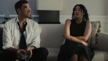 Teoría: Vestido de tirantes frugado asimétrico que lleva Morgan (Taylor Ortega) como se ve en Big Mistakes (S01E02)