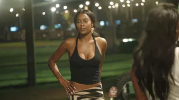 Camiseta Joah Brown con cuello en V y espalda de carreras llevada por Ciara Miller vista en Summer House (S10E10)