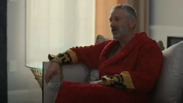 Bata unisex Barocco de mangas Versace llevada por Ivan (Mark Ivanir) como se ve en Big Mistakes (S01E03)
