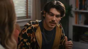 Una sudadera con cremallera de Bathing Ape que lleva Max (Jack Innanen) como se ve en Big Mistakes (S01E03)