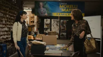 Camiseta de seda de mangas aleteantes Alice + Olivia Martel llevada por Natalie (Abby Quinn) como se ve en Big Mistakes (S01E03)