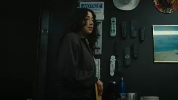Chaqueta bomber Super Oversize de ante sintético acolchada de Topshop que lleva Morgan (Taylor Ortega) como se ve en Big Mistakes (S01E04)