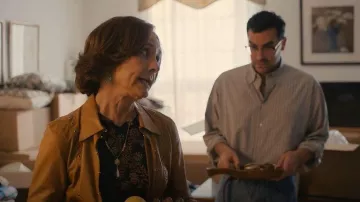 Collar de lazo con cordón dorado y lágrima de Bella Uno que lleva Linda (Laurie Metcalf), tal como se ve en Big Mistakes (S01E04)