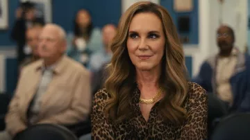 Camisa ajustada de seda Nili Lotan Gaia que lleva Annette (Elizabeth Perkins) como se ve en Big Mistakes (S01E04)