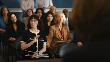 Blair de la Reforma llevado por Natalie (Abby Quinn) como se ve en Big Mistakes (S01E04)
