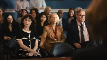 Cinta adornada con lentejuelas de Lele Sadoughi Kelly que lleva Natalie (Abby Quinn) como se ve en Big Mistakes (S01E04)