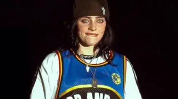 Gira Billie Eilish Manchester Hit Me Hard and Soft Tour Camiseta azul de Billie Eilish en Billie Eilish Hit Me Hard and Soft Tour (En directo en Manchester 2025)