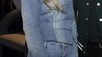 Veste en jean asymétrique portée par Kelly Clarkson dans Kelly Clarkson Returning to The Voice : Ce que cela signifie pour un talk-show (Source)
