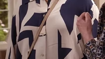 Camisa con estampado geométrico que lleva Gabby (Melissa Peterman) en Happy's Place