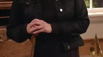 Chaqueta negra que lleva Bobbie (Reba McEntire) en Happy's Place