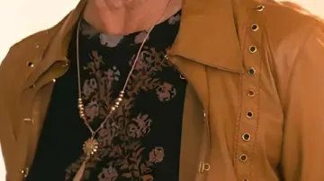 Chaqueta de cuero que lleva Linda (Laurie Metcalf) en Big Mistakes