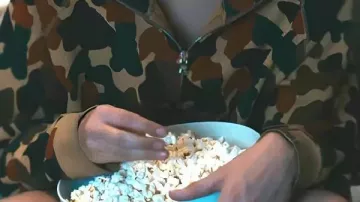 Sudadera de camuflaje que lleva Morgan (Taylor Ortega) en Big Mistakes