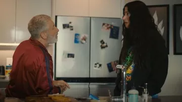Sudadera de parque temático Mega Jersey Roller Coaster Six Flags Great Adventure que lleva Morgan (Taylor Ortega) como se ve en Big Mistakes (S01E05)