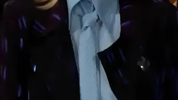 Camisa con corbata que lleva (Nikki Newman) en Los jóvenes y los inquietos