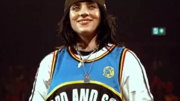 Billie Eilish Manchester Hit Me Hard and Soft Tour Camiseta azul de Billie Eilish en BILLIE EILISH – HIT ME HARD AND SOFT: THE TOUR (EN DIRECTO EN 3D) | Tráiler oficial (película de 2026)