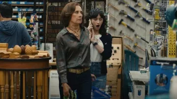 L'Agence Dani Safari - Blusa de seda estampada por Linda (Laurie Metcalf) vista en Big Mistakes (S01E05)