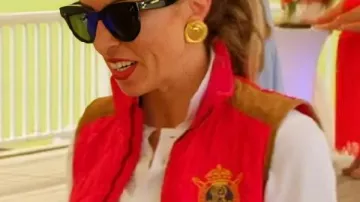 Ladies of London S04 Chalet acolchado rojo Myka Meier visto en Ladies of London (S04E01)