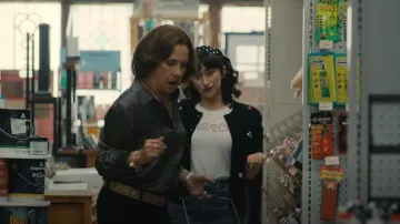 Cinq A Sept Knotted Merci Shrunken Tee que lleva Natalie (Abby Quinn) como se ve en Big Mistakes (S01E05)