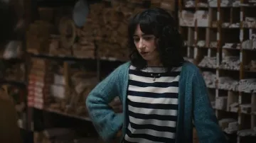 Pull Sezane Cristina porté par Natalie (Abby Quinn) tel que vu dans Big Mistakes (S01E05)