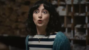 Camiseta de cuello barco de hombros con botones y hombros de J Crew que lleva Natalie (Abby Quinn), como se ve en Big Mistakes (S01E05)