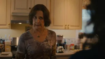 Just Cavalli Vintage Haut à manches longues porté par Linda (Laurie Metcalf) tel que vu dans Big Mistakes (S01E05)